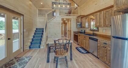 ~The Laramie~ 2-bedroom, 2 bath Log cabin near Charlotte rustic but comfortable