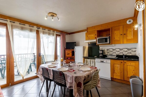 Kühlschrank, Ofen, Herdplatte, Wasserkocher mit Kaffee-/Teezubehör