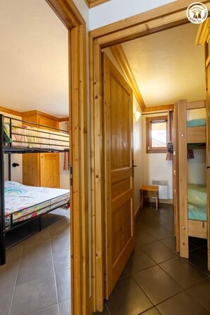 2 chambres, fer et planche à repasser, lit parapluie, Wi-Fi gratuit