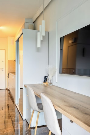 Suíte estúdio clássica, sacada, vista para a cidade | 1 quarto, individualmente decorados, individualmente mobiliados