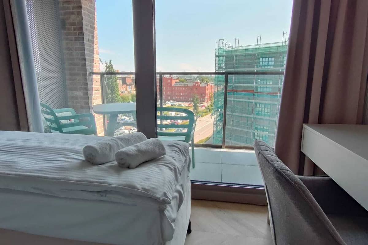 1 bedroom, individually decorated, individually furnished