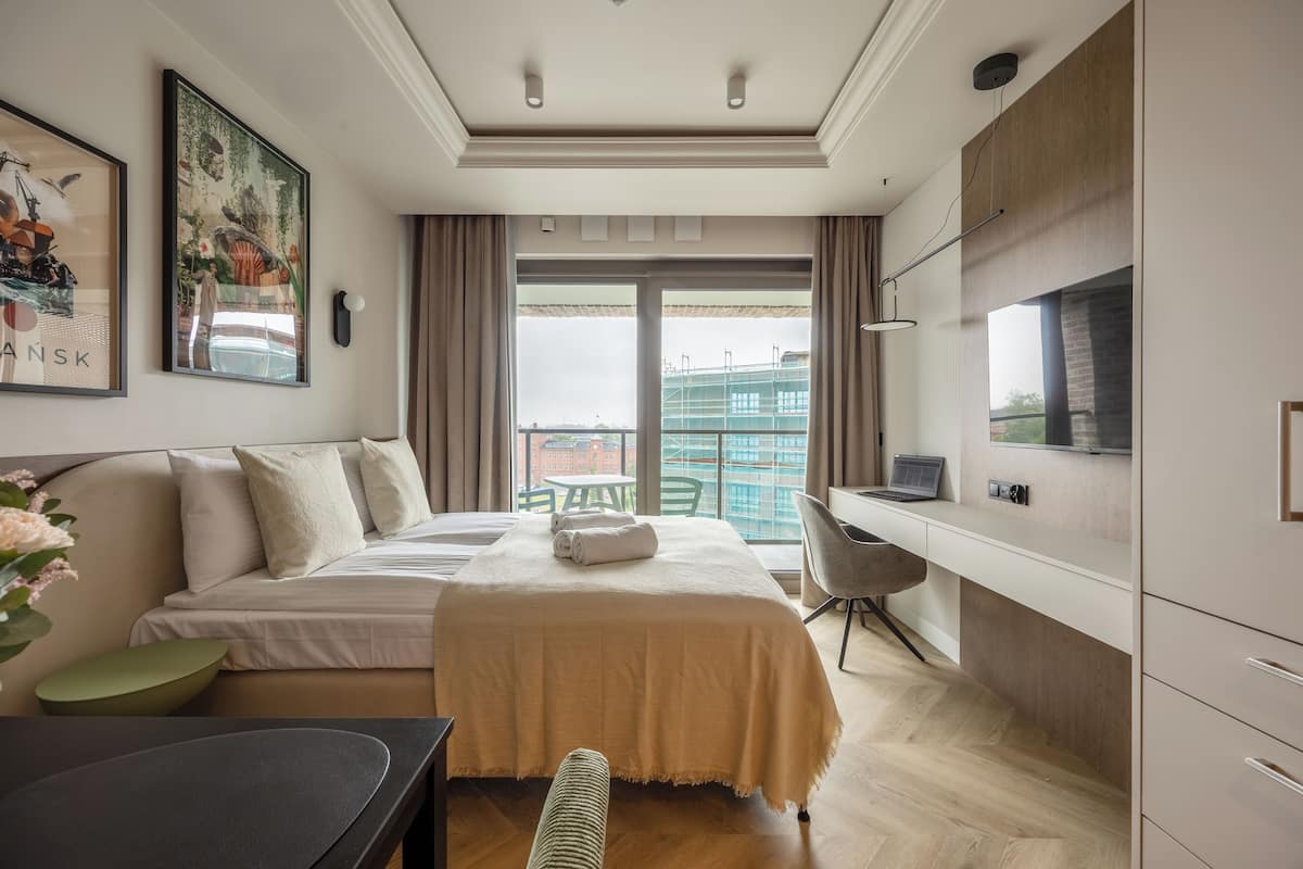 Executive Studio Suite, Balcony, City View | Soundproofing, iron/ironing board, WiFi (free), individually decorated