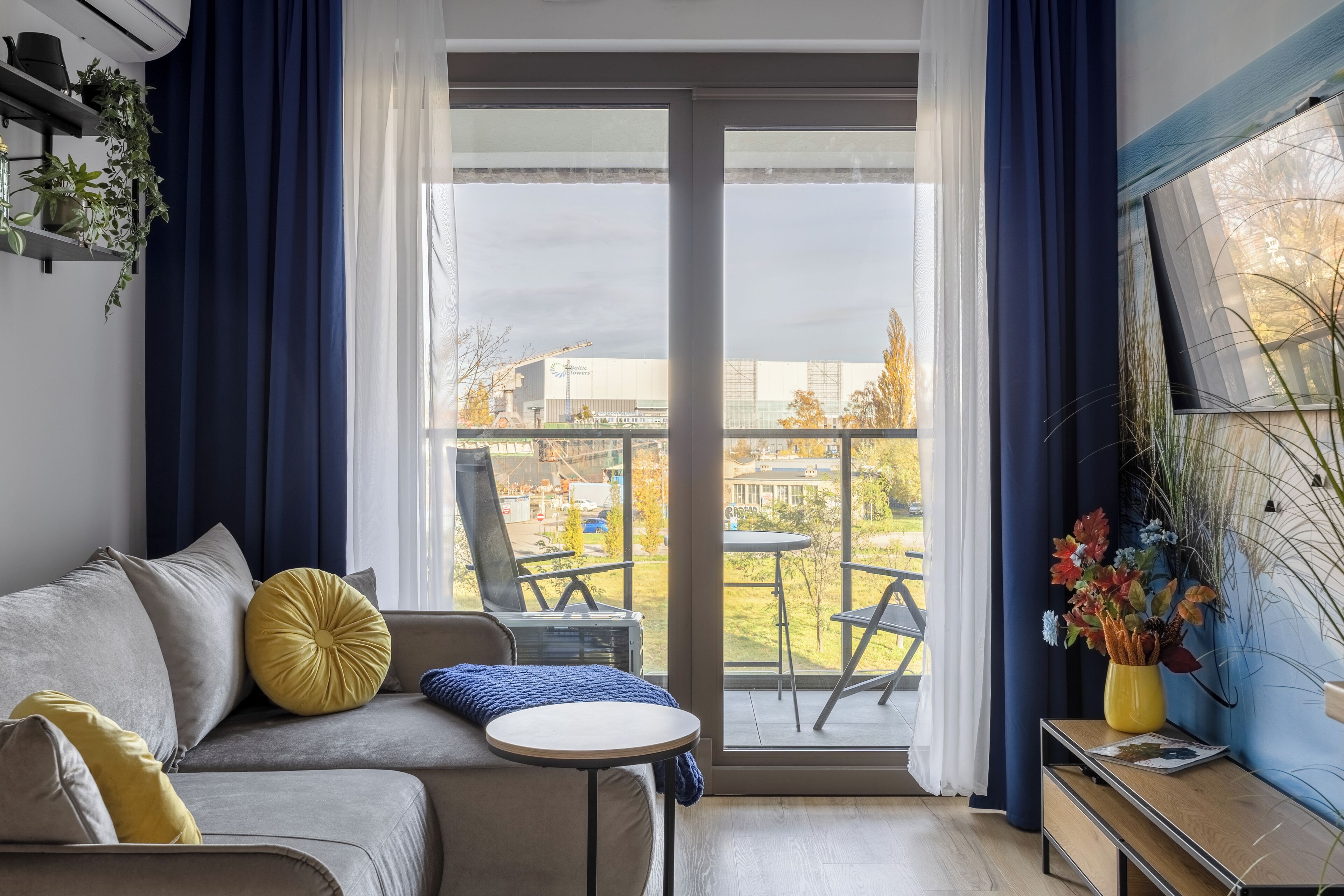 Comfort-huoneisto, parveke, kaupunkinäköala | Yksilöllisesti sisustettu, yksilöllisesti kalustettu