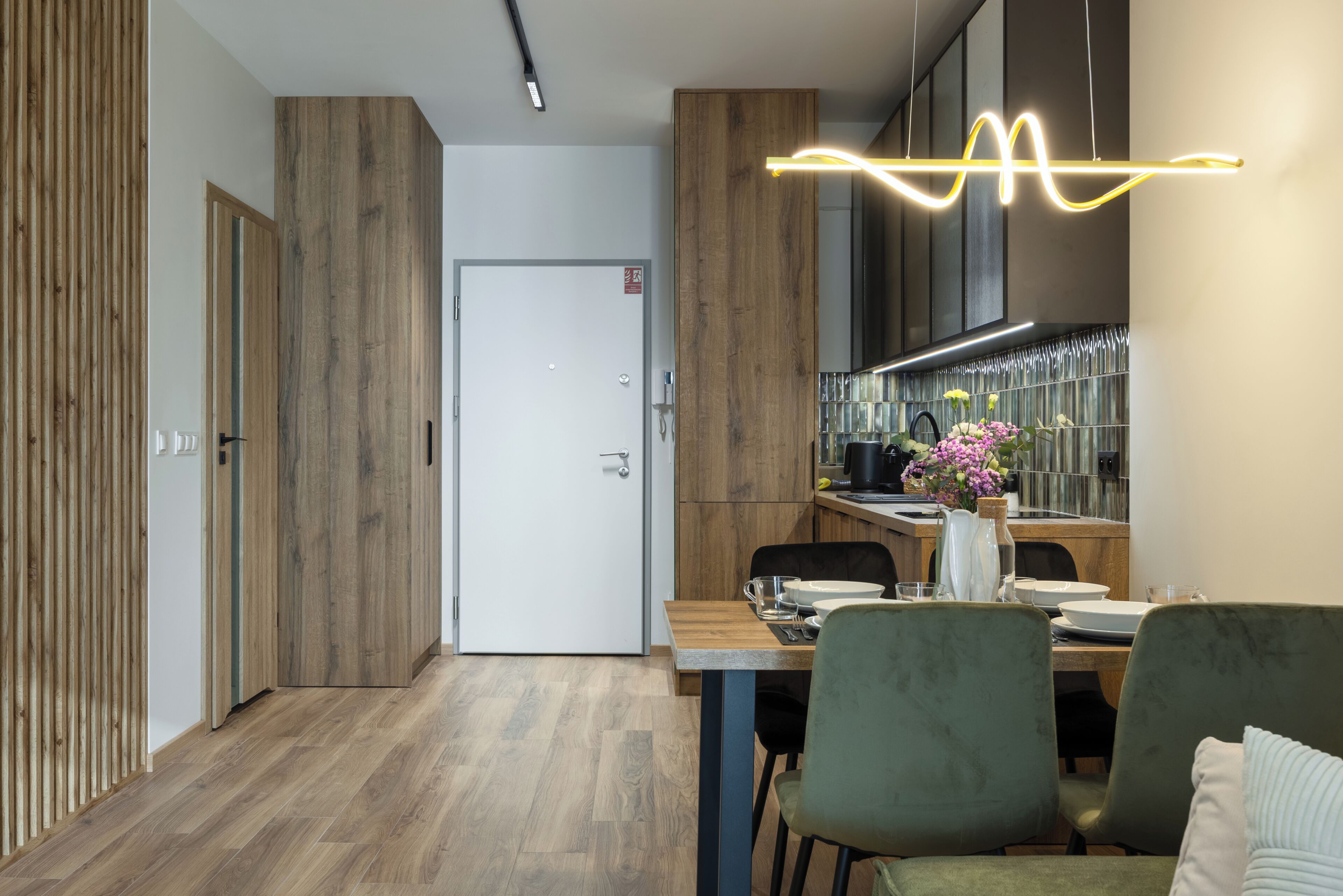 Studiosuite – superior | Oppholdsområde | En 50-tommers smart-TV med digitale kanaler