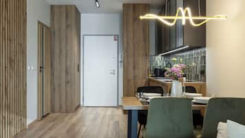 Studiosuite – superior | Oppholdsområde | En 50-tommers smart-TV med digitale kanaler