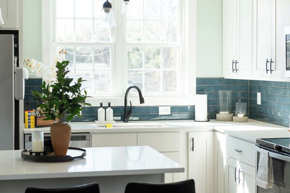 Fridge, microwave, oven, stovetop - Riverside Retreat ~ Near Annapolis & USNA ~ Home Theatre, Bar & Beach Access (Riva)