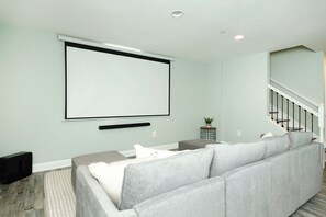 Smart TV - Riverside Retreat ~ Near Annapolis & USNA ~ Home Theatre, Bar & Beach Access (Riva)
