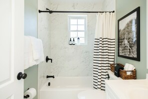 Dusche, Haartrockner, Handtücher, Seife