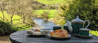 Aberhiriath Hall - Historic Welsh home for reunions & retreats
