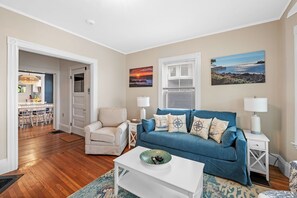 Smart TV, books - 3BR Oceanview Townhouse on Boulevard I Walk to downtown l Sleeps 8 (Gloucester)