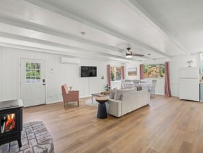 Smart-TV, Kamin, Tischfußball, Tischtennisplatte