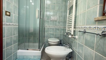 Dusche, Haartrockner, Bidet, Handtücher