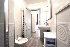 Doccia, asciugacapelli, bidet, asciugamani