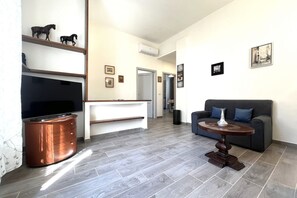 Living area - Ortensia - Central Apartment with a Terrace (Siena)