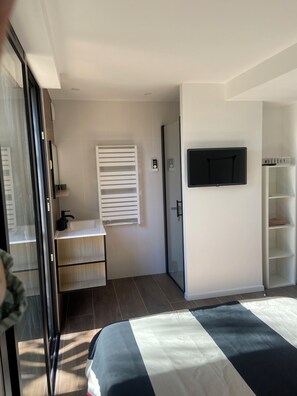 2 bedrooms, iron/ironing board - Garden level in an exotic setting close to the sea (Saint-Raphaël)