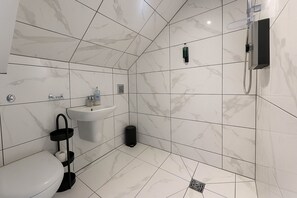 Secador de cabelo, toalhas de banho