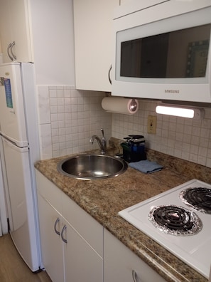 Réfrigérateur, micro-ondes, plaque de cuisson, cafetière/bouilloire
