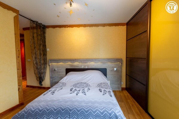 3 habitaciones, tabla de planchar con plancha y cuna de viaje 