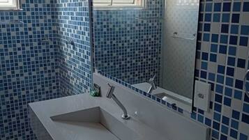 Comfort-Dreibettzimmer | Badezimmer | Handtücher, Seife