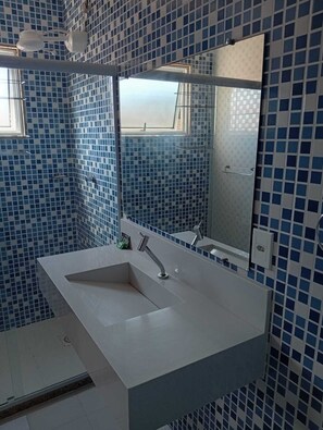 Comfort Triple Room | Bathroom - Pousada Menino do Rio (Buzios)