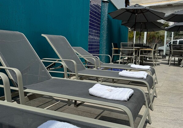 تلفزيون بشاشة مسطحة بحجم 30-بوصة يعرض قنوات تلفزيونية رقمية