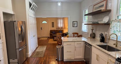 Charming renovated 3-bedroom house with AC, WiFi in fabulous Columbus
