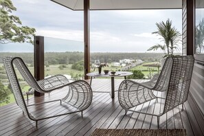 Outdoor dining - A Private Studio Retreat with Hinterland Views (Ewingsdale)