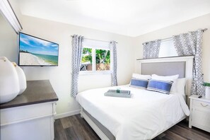 2 bedrooms, desk, iron/ironing board, travel crib - Brick Enclave with Mini Golf & SPA, 5mins to beach (Naples)