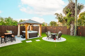 Outdoor dining - Brick Enclave with Mini Golf & SPA, 5mins to beach (Naples)