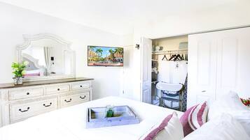 2 habitaciones, escritorio y tabla de planchar con plancha