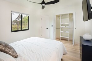 2 bedrooms, desk, iron/ironing board, travel crib - " Velvet Bloom " Bubbling Spa Retreat with Sauna & Jacuzzi, close to Downtown (Naples)