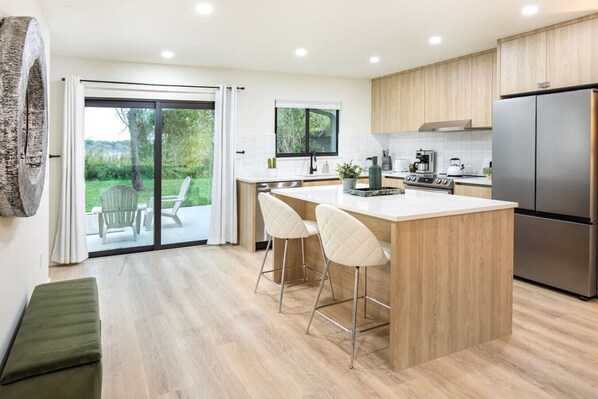 Fridge, microwave, oven, stovetop - " Velvet Bloom " Bubbling Spa Retreat with Sauna & Jacuzzi, close to Downtown (Naples)