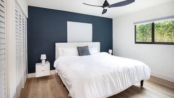 2 habitaciones, escritorio y tabla de planchar con plancha