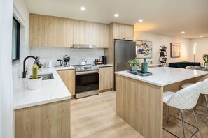 Fridge, microwave, oven, stovetop - " Velvet Bloom " Bubbling Spa Retreat with Sauna & Jacuzzi, close to Downtown (Naples)