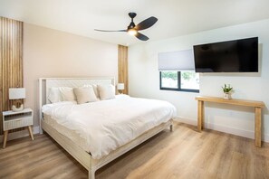 2 bedrooms, desk, iron/ironing board, travel crib - `The Boho Bliss` Lakeview Elegance 3miles Downtown (Naples)