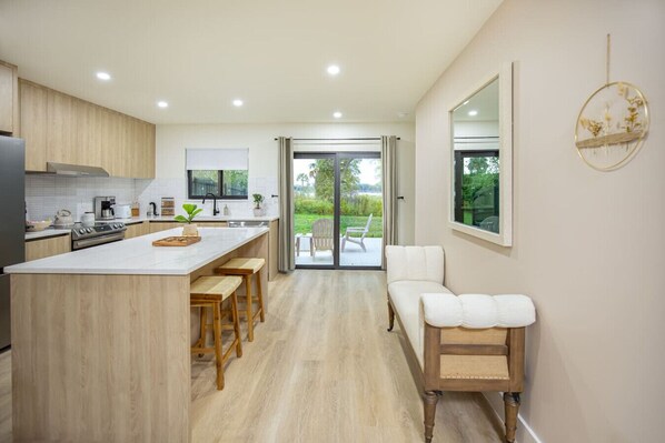 Fridge, microwave, oven, stovetop - `The Boho Bliss` Lakeview Elegance 3miles Downtown (Naples)