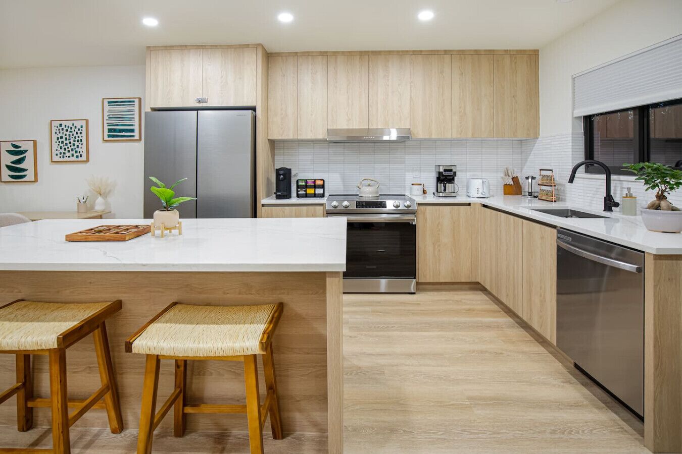 Kylskåp, mikrovågsugn, ugn och spishäll