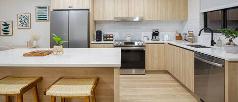 Refrigerador, microondas, horno y parrilla de estufa