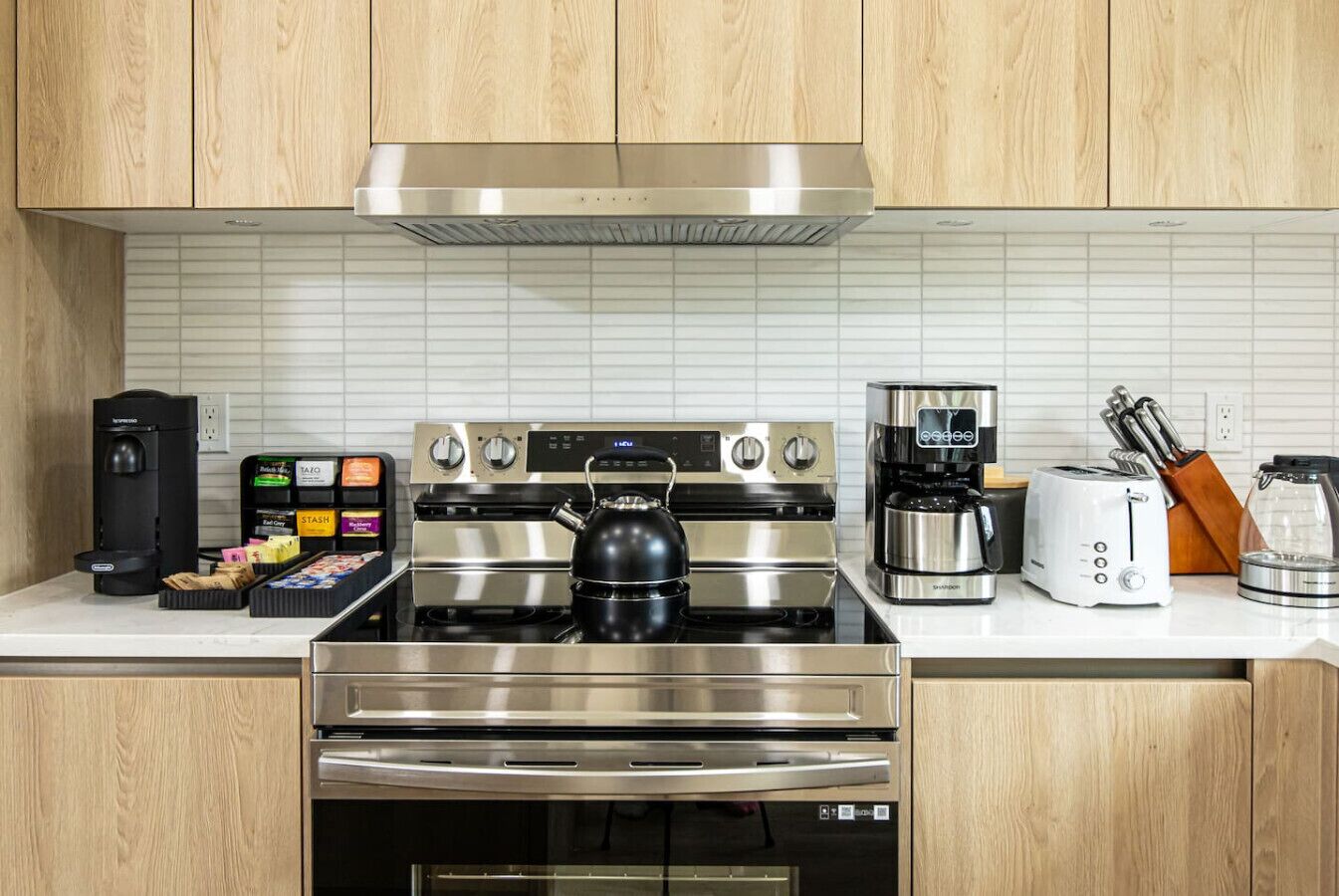 Kylskåp, mikrovågsugn, ugn och spishäll