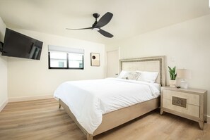 2 habitaciones, escritorio y tabla de planchar con plancha 