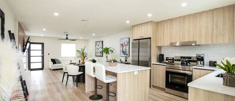 Køleskab, mikrobølgeovn, ovn, kogeplade