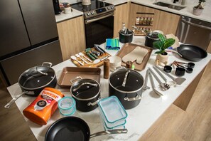 Jääkaappi, mikroaaltouuni, uuni, liesi