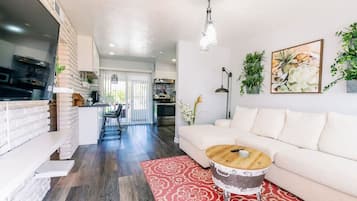 Televisie, een open haard en een stereo