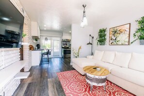 Fernseher, Kamin, Stereoanlage