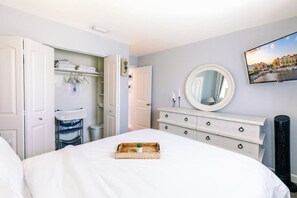 2 chambres, bureau, fer et planche à repasser, lit parapluie