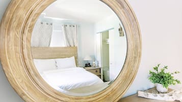 2 habitaciones, escritorio y tabla de planchar con plancha