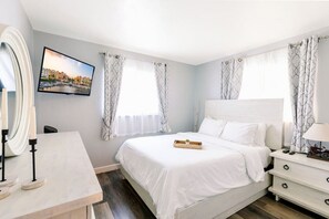 2 Schlafzimmer, Schreibtisch, Bügeleisen/Bügelbrett, Reisekinderbett