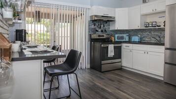 Een koelkast, een microgolfoven, een oven, een kookplaat