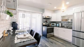 Een koelkast, een microgolfoven, een oven, een kookplaat