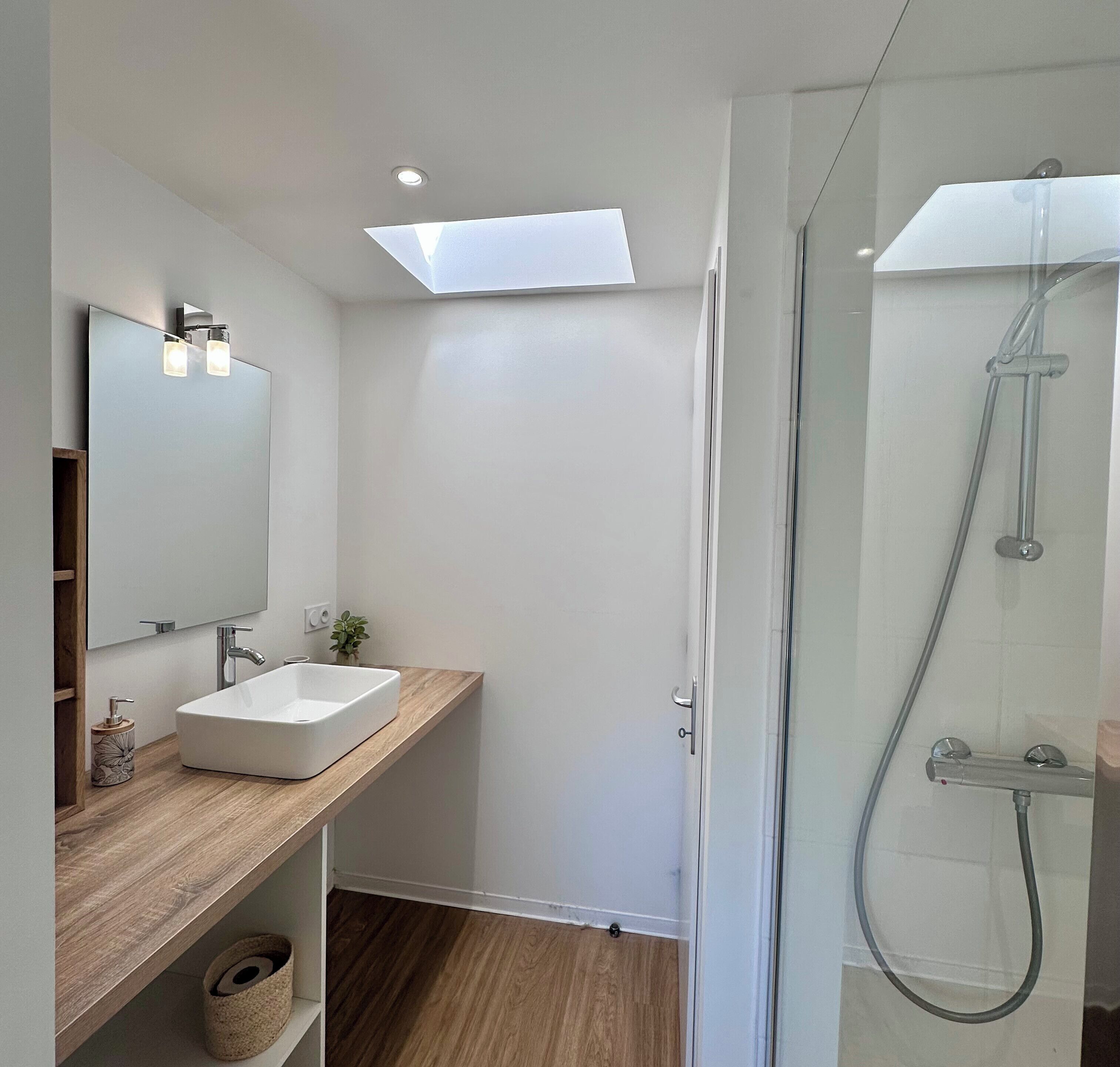 Douche, sèche-cheveux, serviettes fournies